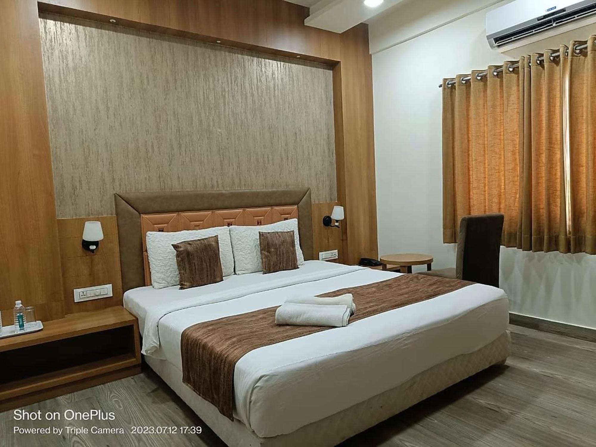 Hotel Aerocity Golden Close To New Delhi Airport Exterior photo
